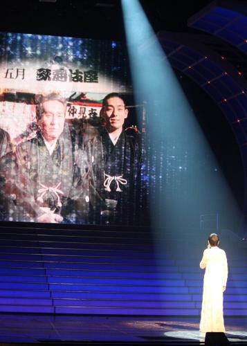 紅白歌合戦リハーサルで、親交の深かった中村勘三郎さんの映像を見ながら歌唱する和田アキ子