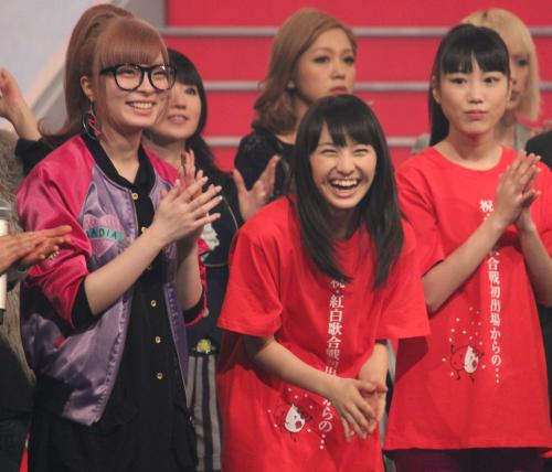 紅白歌合戦のエンディングリハーサルで笑顔を見せる（左から）きゃりーぱみゅぱみゅ、百田夏菜子、高城れに