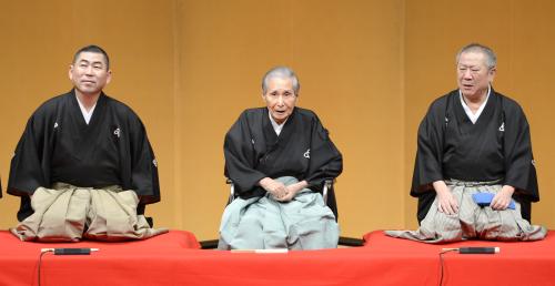 大阪市内で開かれた「米朝一門会」の「新春ごあいさつ」に登場した（左から）桂南光、桂米朝、桂ざこば