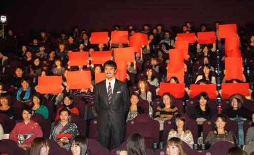 イベント「３０歳の成人式　ｉｎ　横浜」での主演映画「つやのよる　ある愛に関わった、女たちの物語」の上映会＆トークショーで“３０”の人文字の前でフォトセッションに収まる阿部寛