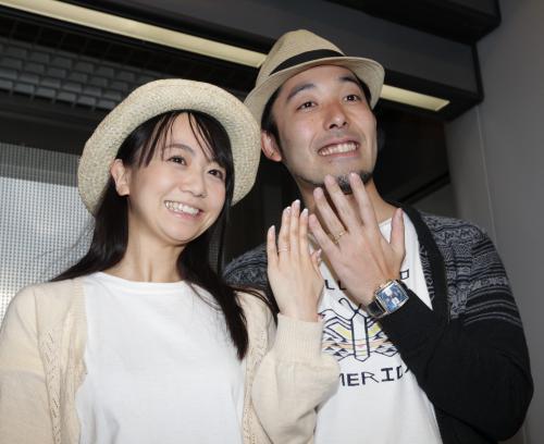 バリ島から帰国した福田萌（左）と中田敦彦は幸せそうな笑顔で結婚指輪を見せる　