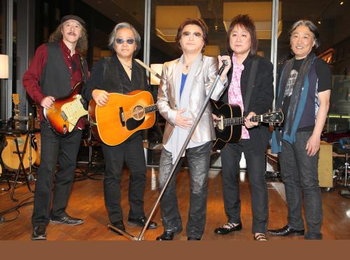 新アルバム発売イベントを行った甲斐バンド。（左から）ギターの佐藤英二、ギターの松藤英男、ボーカルのＫＡＩ、ギターの田中一郎、パーカッションのＭａｃ清水