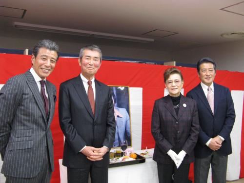 石原プロモーションの新年会に出席した左から舘ひろし、渡哲也、石原まき子さん、神田正輝