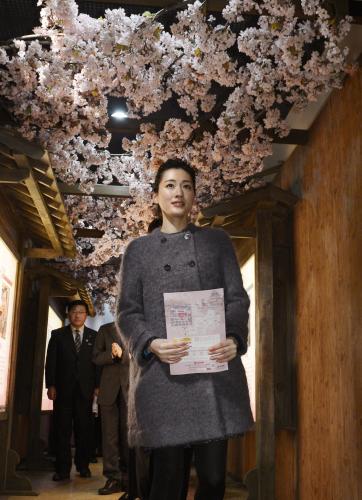 ＮＨＫの大河ドラマ「八重の桜」にちなんだ記念館を訪れた主演女優の綾瀬はるか