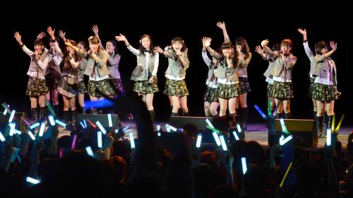 初公演で観客に手を振るアイドルグループ「ＳＮＨ48」のメンバー