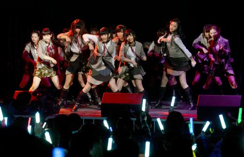初公演で、激しい踊りを披露するアイドルグループ「ＳＮＨ48」のメンバー