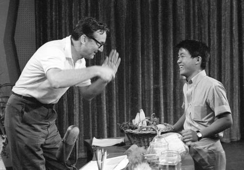 １９６３年８月、テレビ番組のリハーサルで、スティーブ・アレンさん（左）と話す坂本九さん