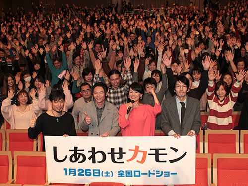 映画「しあわせカモン」試写会で満員の観客をバックに記念撮影した（左から）松本哲也、石垣佑磨、鈴木砂羽、中村大哉監督