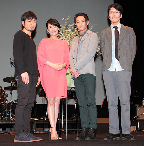 映画「しあわせカモン」試写会に登場した（左から）松本哲也、鈴木砂羽、石垣佑磨、中村大哉監督