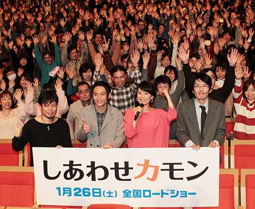 満員の観客をバックに記念撮影した（左から）松本哲也、石垣佑磨、鈴木砂羽、中村大哉監督