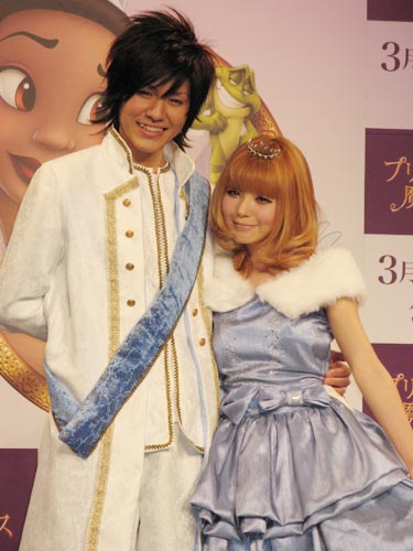 ２０１０年２月、イベントに登場した際の梅田直樹(左)、益若つばさ夫妻