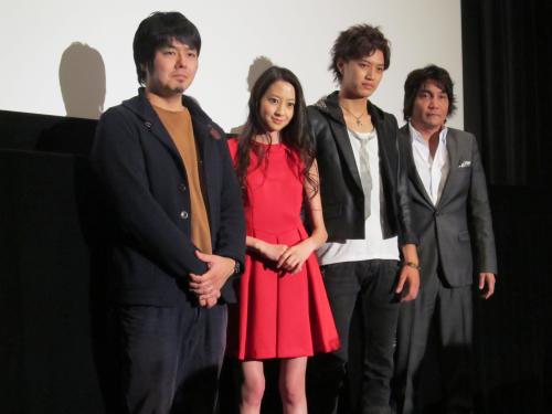 映画「空の境界」完成披露試写会に出席した（左から）堀江慶監督、河北麻友子、井上正大、蔵本天外