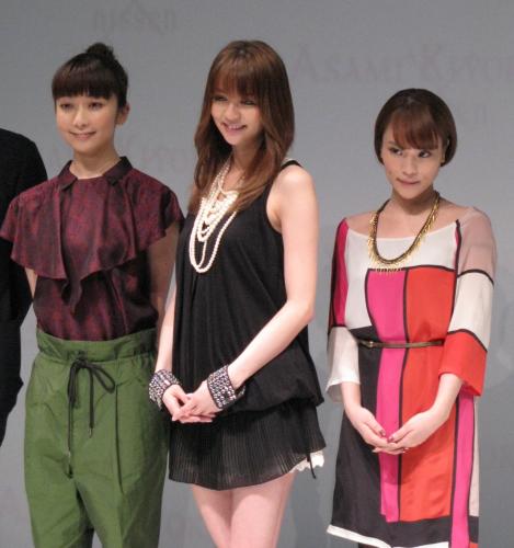 「ニッセン」のイベントに出席した香里奈（中央）、左は持田香織、右は清川あさみさん