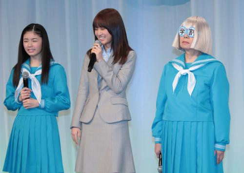 ソフトバンクモバイル新ＣＭ発表会で笑顔を見せる前田敦子（中央）と小芝風花（左）。右はおもちゃのメガネをかけた樹木希林
