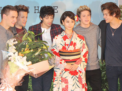 花束を贈呈した堀北真希とワン・ダイレクションの（左から）リアム、ルイ、ゼイン、ナイル、ハリー