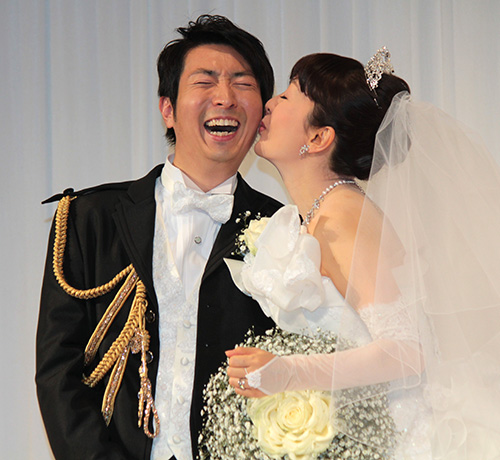 挙式後の会見で、新郎・有村昆の頬にキスをする丸岡いずみさん