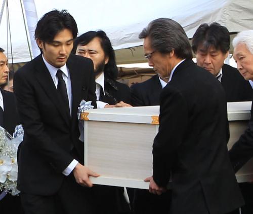 大島渚監督の葬儀・告別式で、大島監督の棺を運ぶ（左から）松田龍平、ジョニー大倉、寺島進