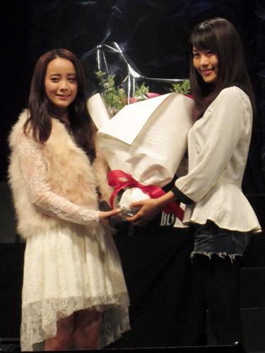 デビューイベントを開いた塩ノ谷早耶香（左）に花束を贈る有村架純