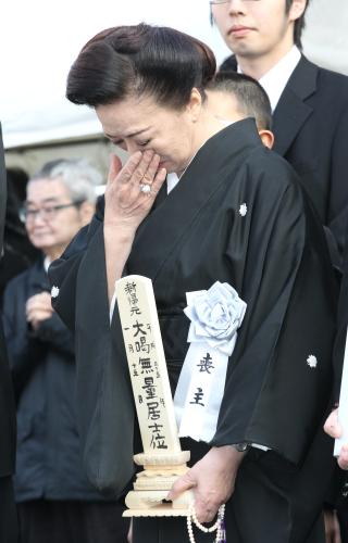大島渚監督の葬儀・告別式で、参列者へのあいさつし、涙する喪主で妻の小山明子