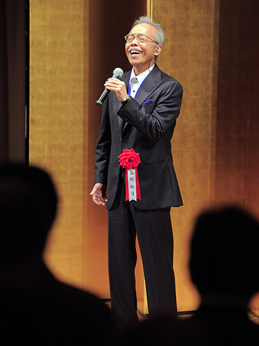 毎日芸術賞贈呈式後の祝賀パーティーで歌を披露する谷村新司