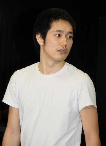 舞台「遠い夏のゴッホ」公開稽古に姿をみせた松山ケンイチ