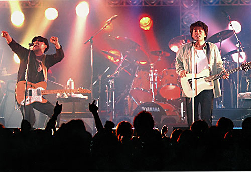 ２００２年、青山学院大学の学園祭「青山祭」の前夜祭にゲスト出演し、ライブを行うデュオ「ＣＨＡＧＥ＆ＡＳＫＡ」