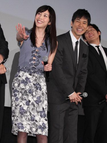 映画「ストロベリーナイト」舞台あいさつに出席した（左から）竹内結子と西島秀俊、小出恵介
