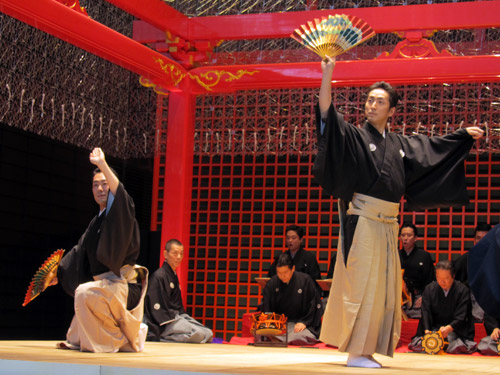 羽田空港国際線ターミナルの「江戸小路」で舞踊を披露する中村勘九郎（左）七之助兄弟