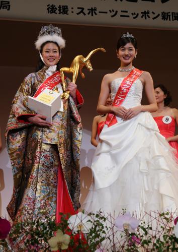 ミス日本グランプリに選ばれた鈴木恵梨佳さん（左）と２０１２年ミス日本グランプリの新井貴子さん