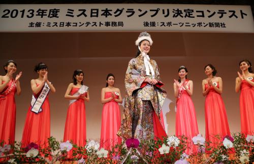 ミス日本グランプリに選ばれた鈴木恵梨佳さん（中央）が拍手を受ける