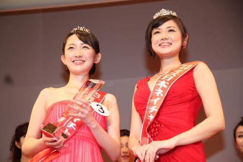 ミス日本ネイチャーを受賞した竹上萌奈さん（左）と２０１２年度ミス日本ネイチャーの片山萌美さん
