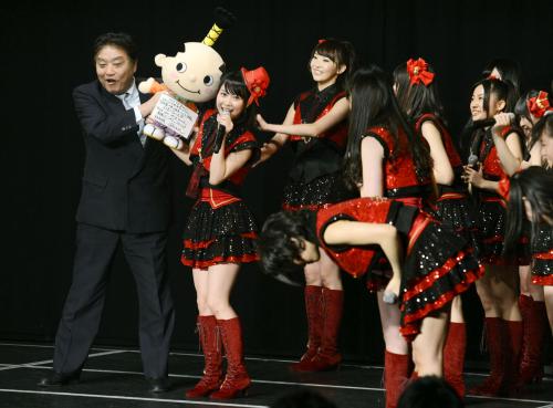 「ＳＫＥ48」のメンバーに名古屋市のマスコット「はち丸」のぬいぐるみを手渡す河村たかし市長（左端）