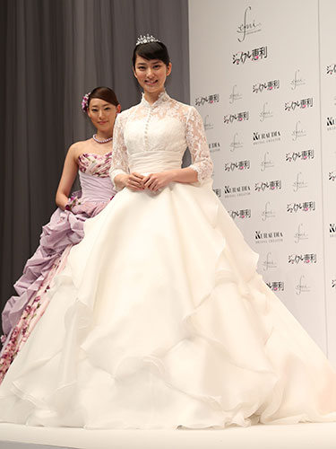 自らプロデュースしたウエディングドレスをまとい笑顔を見せる武井咲