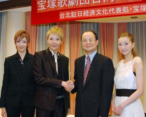 台北駐日経済文化代表処の沈斯淳代表（中央右）と握手する柚希礼音（同左）