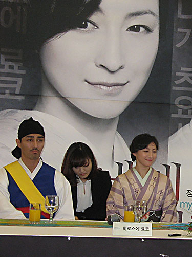 舞台「ぼくに炎の戦車を」に出演した（左から）チャ・スンウォン、広末涼子