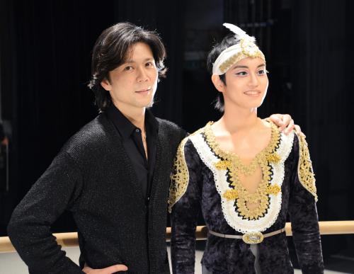 ローザンヌ国際バレエコンクール最終選考で３位に入賞し、熊川哲也さん（左）と記念撮影をする山本雅也さん