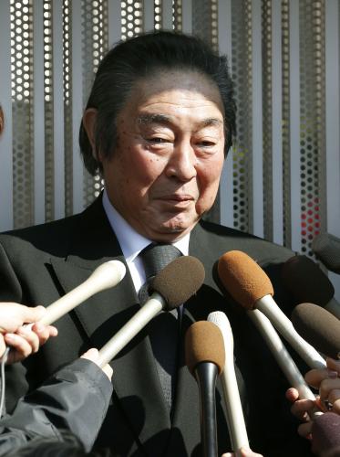 市川団十郎さんの自宅に弔問に訪れ、報道陣の質問に答える尾上菊五郎