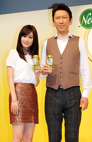 サッポロ「麦とホップ」新ＣＭ」発表会に登場した前田敦子（左）と布袋寅泰