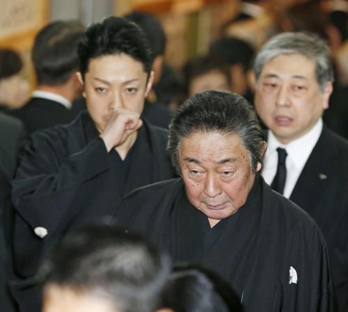 【画像・写真】団十郎さん　近親者のみで通夜、祭壇に穏やかな表情の遺影