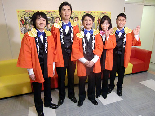初日終演後に笑顔を見せる月亭方正（中央）、小川菜摘（左から４人目）ら出演者