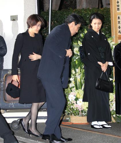 弔問に訪れた（左から）松本紀保、松本幸四郎、松たか子