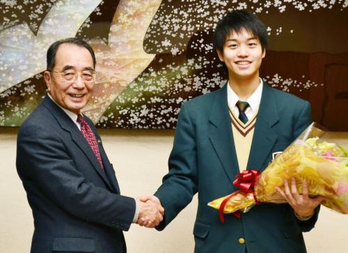 石川県能美市の酒井悌次郎市長（左）と握手する、第４１回ローザンヌ国際バレエコンクールで３位入賞の山本雅也さん