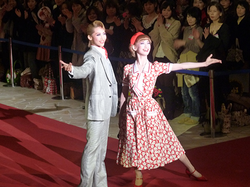「ミー＆マイガール」イベントで歌う宝塚月組の龍真咲（左）と愛希れいか