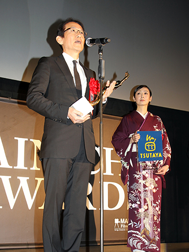 ＜毎日映画コンクール表彰式＞日本映画大賞のトロフィーを手に挨拶する周防正行監督と草刈民代