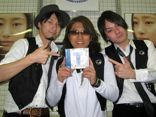 １３日に発売されるミニアルバム「弐・処女」をＰＲする寿ＢＡＮＤの（左から）一柳健司、佐藤通芳、大澤伸広