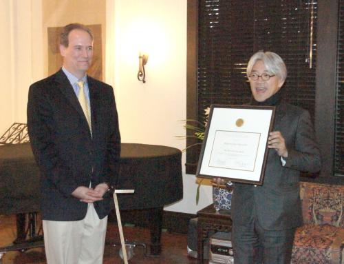 米カリフォルニア大バークリー校で、「バークリー日本賞」を授与された音楽家の坂本龍一（右）