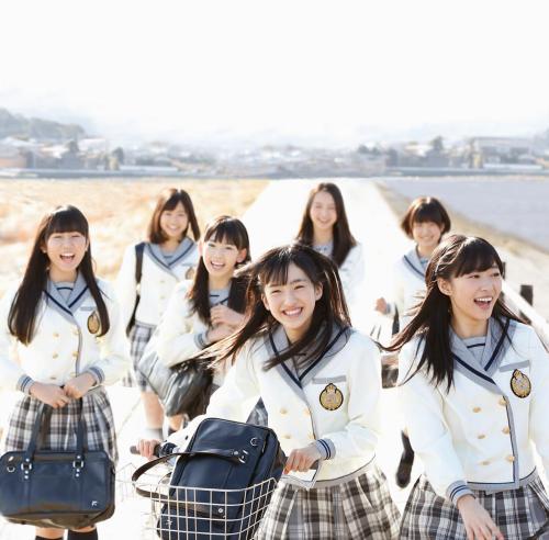 デビューシングル「スキ！スキ！スキップ！」のジャケット写真。センターに抜てきされた田島芽留（中央）。右は指原莉乃