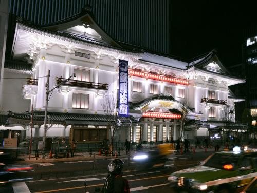 ４月の再開場を控え、試験点灯でライトアップされた歌舞伎座