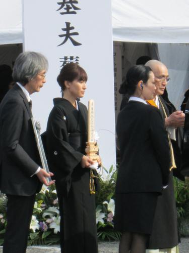 夫で駿河台日本大学病院勤務の外科医、山形基夫さんの葬儀で喪主を務めた鈴木杏樹（中央）