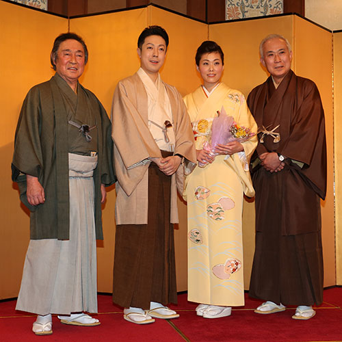 両家の父である尾上菊五郎（左）と中村吉右衛門（右）が駆け付け、尾上菊之助と波野瓔子さんの婚約報告会見は豪華なものとなった